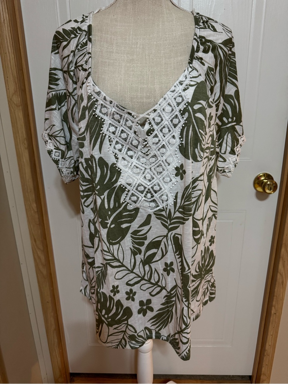 New York Laundry Sz 2X Olive Green Leaf Print V-Neck Top with Lace Trim NWT😊😊